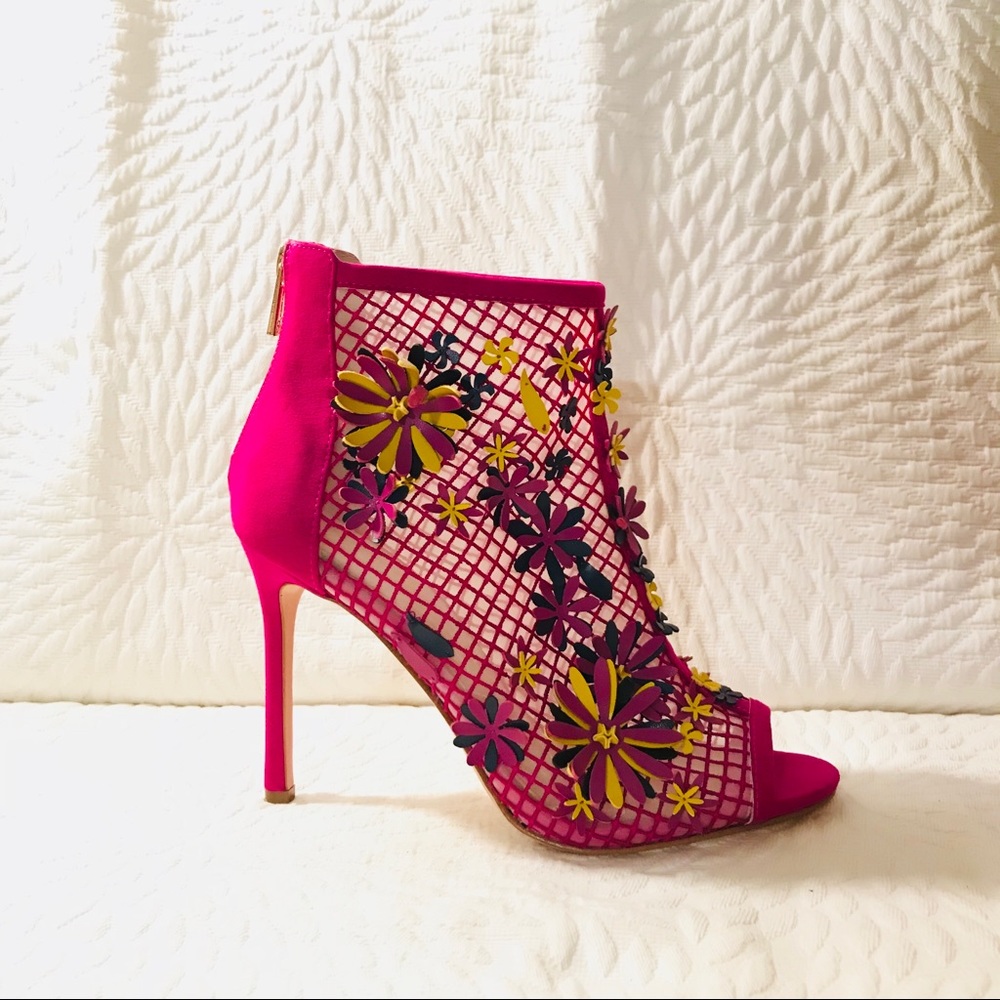Fishnet Peep-toe bootie 💕